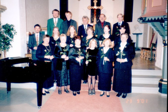 Holla Kammerkor fr avreise til England sept. 2001
Holla chamber choir before England trip September 2001