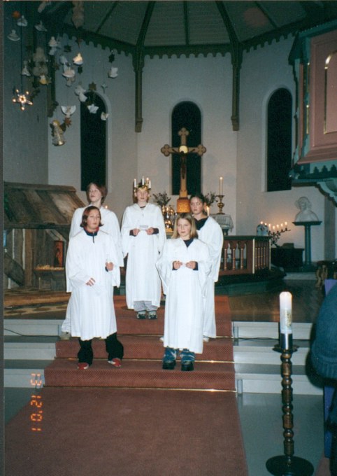 Ingrid - Renate - Solveig - Miriam og Ranveig gikk med tente lys og sang Luciasangen 13 des 2001 i Holla kirke.
