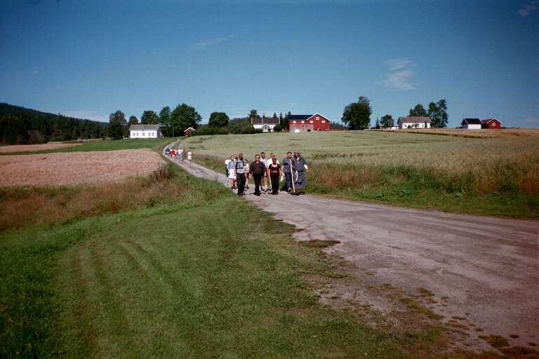 Pilegrimsflget nr mlet - Romnes Kirke.
Pilgrims nearing their goal.