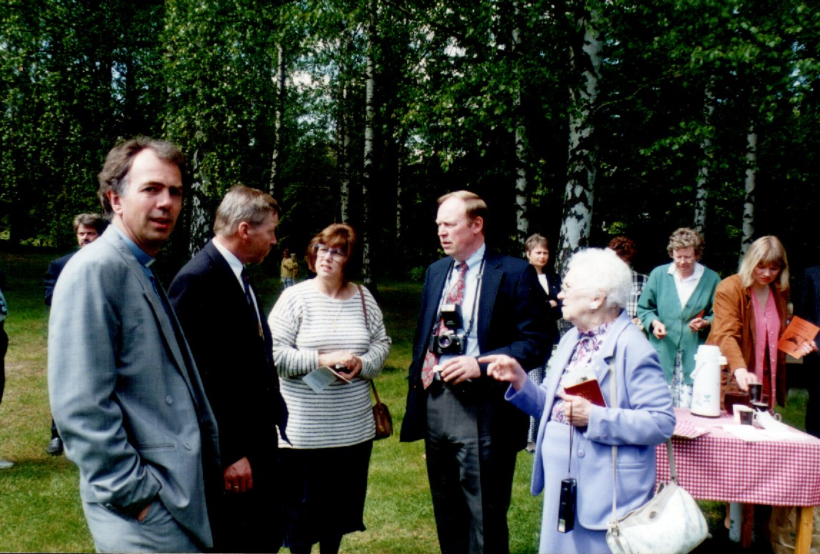 Holt-familien fra Mt.Morris WI besker Holla.
Kirkekaffe/Coffee-social outside Holla church.